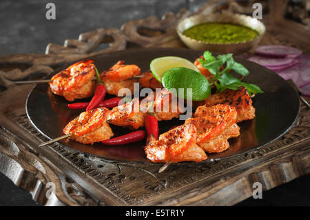 Gambas Tandoori. Fruits de mer de style indien Banque D'Images