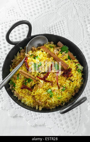 Riz pilaf en marmite karahi Banque D'Images