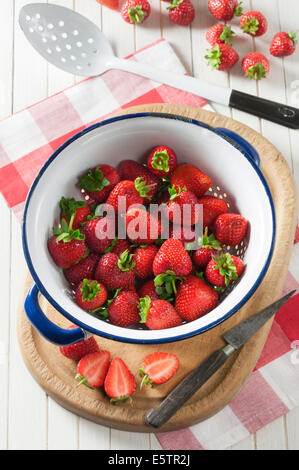 Les fraises dans une passoire Banque D'Images
