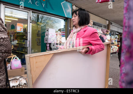 Femme transportant grande toile imprimer acheté au marché intérieur Banque D'Images