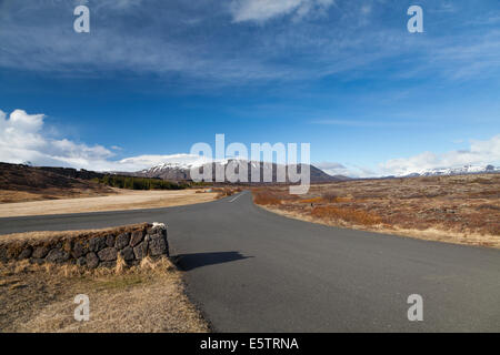 Shot panoramique du paysage dans Thingvellier Parc national sur une belle journée ensoleillée, le sud de l'Islande Banque D'Images