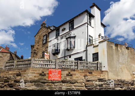 L'hôtel Bay et Avertissement Robin Hood's Bay North Yorkshire Angleterre Banque D'Images