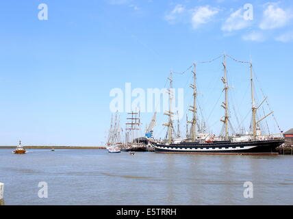 Un grand navire Kruzenshtern, quatre-mâts barque au mois de juillet 2014 Les courses de grands voiliers dans le port de Harlingen, Pays-Bas Banque D'Images