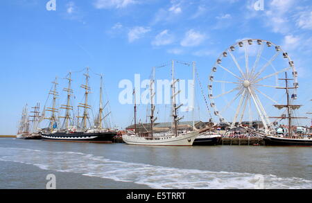 Tall Ships Kruzenshtern et Artemis à la juillet 2014 Tall Ship Races à Harlingen, Pays-Bas, aux côtés d'une grande roue Banque D'Images