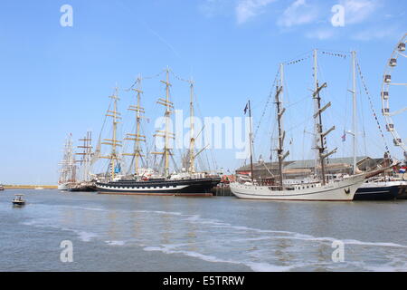 Tall Ships Kruzenshtern et Artemis à la juillet 2014 Tall Ship Races dans Harlingen, Pays-Bas Banque D'Images