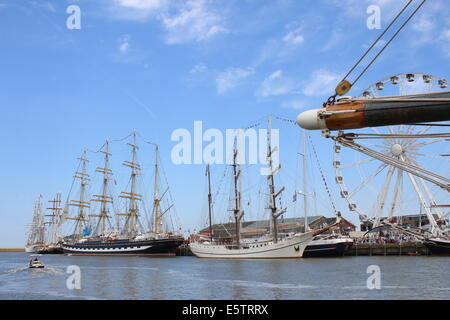 Tall Ships Kruzenshtern et Artemis à la juillet 2014 Tall Ship Races dans Harlingen, Pays-Bas Banque D'Images