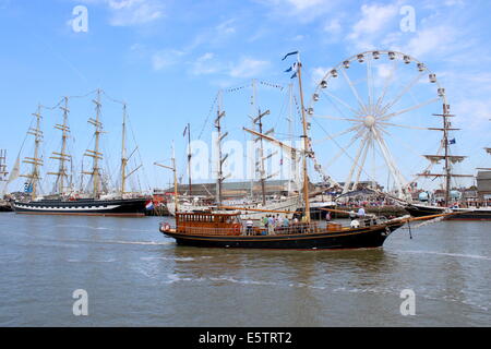 Divers grands voiliers et bateaux à voile à la juillet 2014 Tall Ship Races à Harlingen, Pays-Bas Banque D'Images