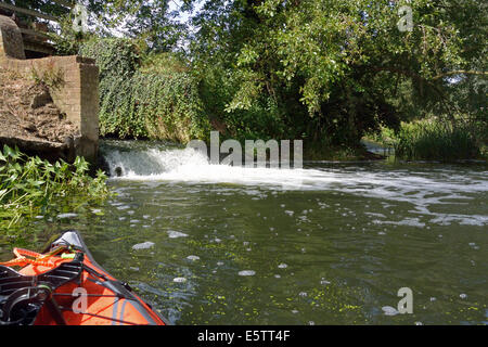 Wormingford Mill canoe portage point, rivière Stour, Suffolk / Essex, UK Banque D'Images