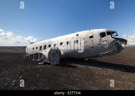 Épave abandonnée de l'avion écrasé US Navy Douglas C-47 Skytrain (basé sur DC-3), épave d'avion sur la plage noire à Sólheimasandur, sud de l'Islande Banque D'Images