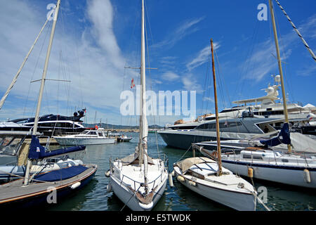 Les petits voiliers et yachts de luxe dans le port de Saint Tropez Provence Cote-d'Azur France Banque D'Images