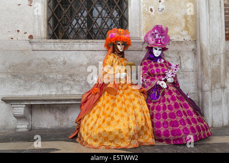 Les gens costumés sur la Piazza San Marco au cours de Carnaval de Venise Banque D'Images