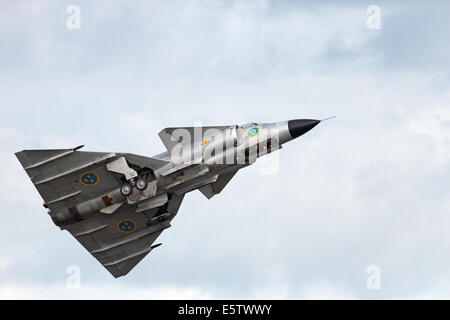 Le Suédois Saab 37 Viggen flying Banque D'Images