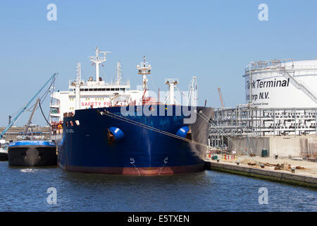 Oil Tanker moored près d'un silo d'huile dans le port d'Anvers Juillet 9,2013 à Anvers. Banque D'Images