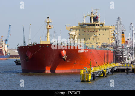 Oil Tanker moored près d'un silo d'huile dans le port d'Anvers Juillet 9,2013 à Anvers, Belgique. Banque D'Images