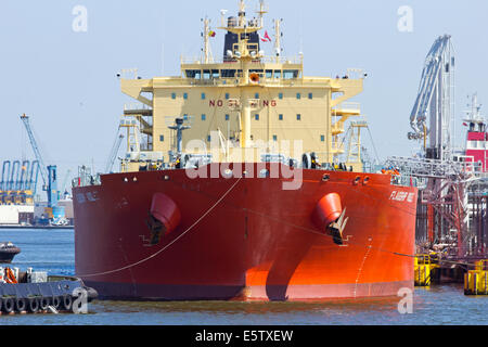 Oil Tanker moored près d'un silo d'huile dans le port d'Anvers Juillet 9,2013 à Anvers, Belgique. Banque D'Images