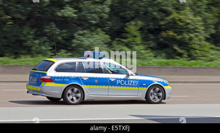 Voiture de police allemande sur l'autoroute près de Francfort. Banque D'Images