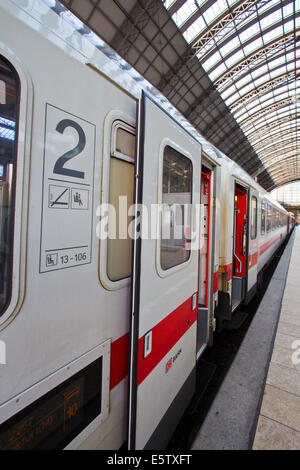 Former à l'intérieur de la gare centrale de Francfort, en Allemagne. Banque D'Images