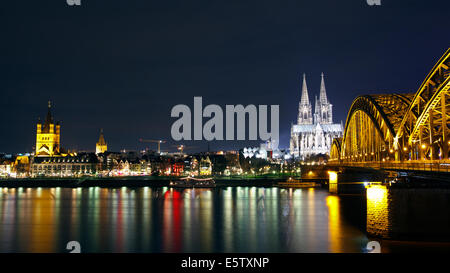 Vue sur la rivière de la cathédrale de Cologne et pont ferroviaire sur le Rhin, Allemagne Banque D'Images