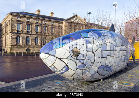 Le gros poisson sculpture à Belfast, en Irlande du Nord. Banque D'Images