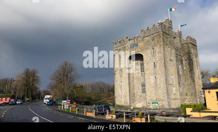 Le Bunratty Castle en Irlande. Le château est une grande tour maison dans le comté de Clare. Banque D'Images