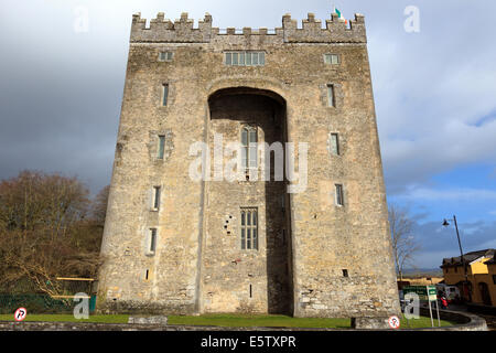 Le Bunratty Castle en Irlande. Le château est une grande tour maison dans le comté de Clare. Banque D'Images