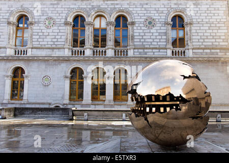 Abstract metal sculpture sphérique sur une cour du Trinity College de Dublin. Banque D'Images