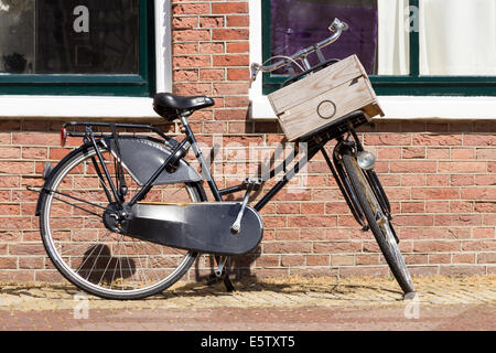 Dutch vintage vélo contre un vieux mur de brique Banque D'Images