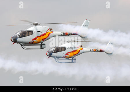 Hélicoptères de l'Armée de l'air espagnole team Patrulla Aspa effectuer lors d'un meeting aérien. Banque D'Images