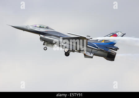 Belgian Air Force F-16 solo display performing Banque D'Images