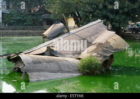 Débris d'un bombardier B-52 à Huu Tiep Lake, Hanoi, Vietnam. L'avion a été abattu par un missile SAM vietnamiens au cours de Banque D'Images