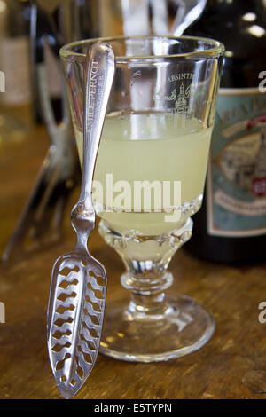 Un verre d'Absinthe de la fée verte "boisson spiritueuse" avec sa cuillère spécial Banque D'Images