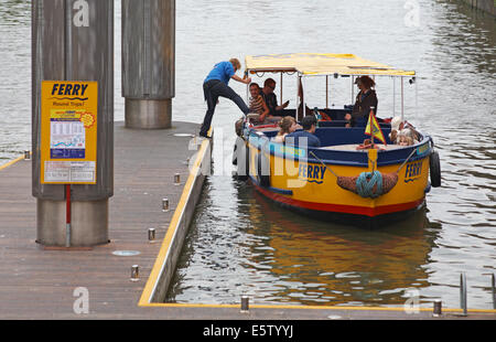 Bristol's partent - des sorties sur l'indépendance ferry le long de la rivière Avon à Bristol en mai Banque D'Images