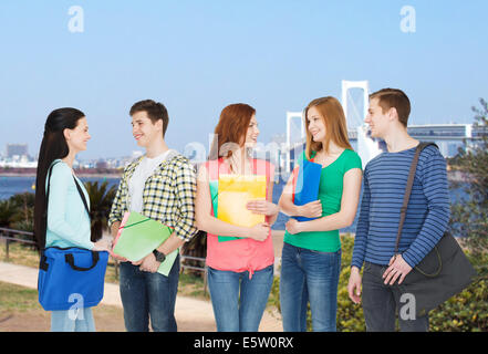 Group of smiling students standing Banque D'Images