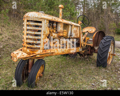 Un vieux tracteur. Banque D'Images