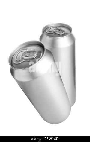 Deux canettes de bière en aluminium isolé sur fond blanc Banque D'Images