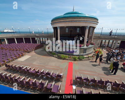 L''Eastbourne Bandstand le long d'une journée d'été Banque D'Images