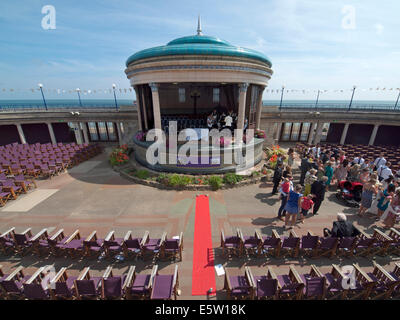 L''Eastbourne Bandstand le long d'une journée d'été Banque D'Images