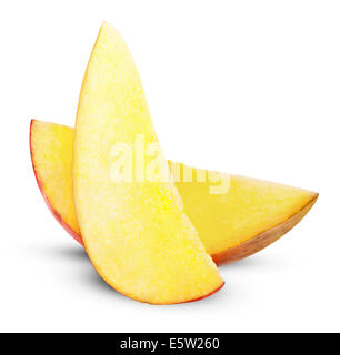 Tranche de mangue isolé sur fond blanc. Clipping Path Banque D'Images