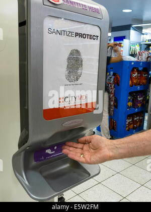 L'homme en utilisant un désinfectant pour les mains du public, USA Banque D'Images