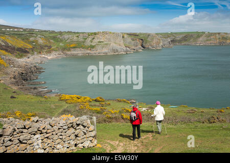 Royaume-uni, Pays de Galles, Swansea, Gower, Rhossili, deux marcheurs au-dessus de la Baie d'automne Banque D'Images