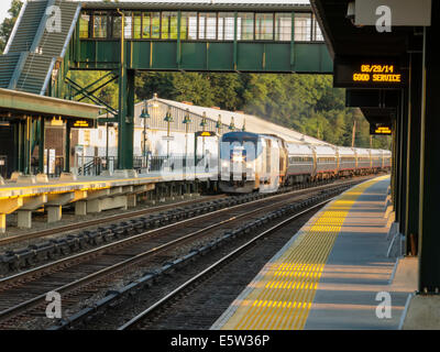 Le train de voyageurs Amtrak , Gare Metro-North Tarrytown, New York Banque D'Images