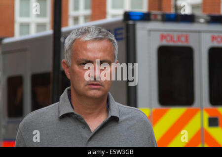 Knightsbridge, Londres, Royaume-Uni. 6 Août, 2014. Chelsea football manager Jose Mourinho est repéré à Knightsbridge London Crédit : amer ghazzal/Alamy Live News Banque D'Images