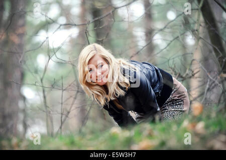 Fille blonde dans la forêt Banque D'Images