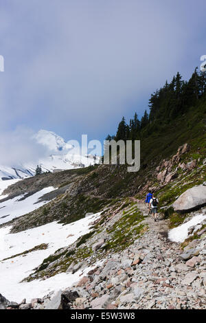 Randonneurs sur le sentier des lacs de la chaîne. Mt. Baker-Snoqualmie National Forest, Virginia, United States. Banque D'Images