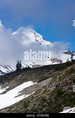 Randonneurs sur le sentier des lacs de la chaîne. Mt. Baker-Snoqualmie National Forest, Virginia, United States. Banque D'Images