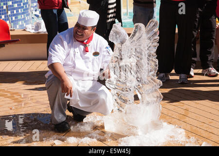 Démonstration de sculpture de glace à bord de navire de croisière Banque D'Images