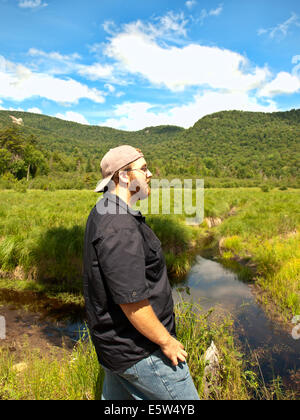 Jeune homme admirant le paysage à Lewey Lake dans les Adirondack State Park Banque D'Images