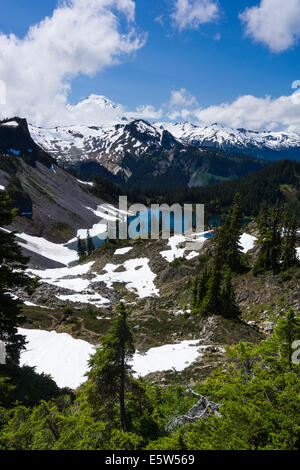 Iceberg Lake avec Mt Baker en arrière-plan. Sentier de randonnée des lacs de la chaîne, Mt. Baker-Snoqualmie National Forest, North Carolina, USA Banque D'Images