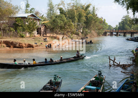 Scène de rivière à Indein, région du lac Inle, Myanmar (Birmanie) Banque D'Images