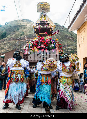 Pisac, Pérou - Juillet 16, 2013 : Virgen del Carmen parade dans les Andes péruviennes à Pisac Pérou le 16 juillet, 2013 Banque D'Images